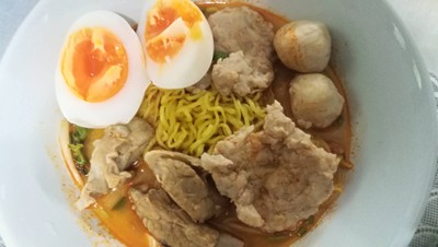 บะหมี่ต้มยำน้ำข้นลูกชิ้นหมูเด้งกระดูกอ่อนไข่ยางมะตูม