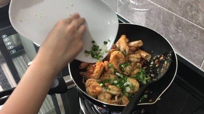 วิธีทำ กุ้งผัดพริกเกลือ วิธีทำ กุ้งผัดพริกเกลือ