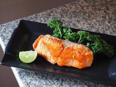 ปลาแซลม่อนย่างเกลือ