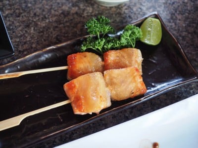 ท้องปลาแซลม่อนเสียบไม้ย่าง