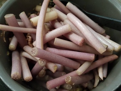 วิธีทำ ผัดสายบัวหมู วิธีทำ ผัดสายบัวหมู