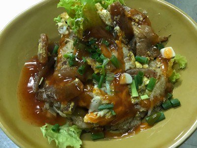 ก๋วยเตี๋ยวคั่วหมึกกรอบราดซอส