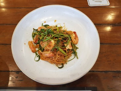 หมี่ผัดกระเฉดกุ้งสด