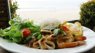 ผัดกระเพราทะเลราดข้าวไข่ดาว