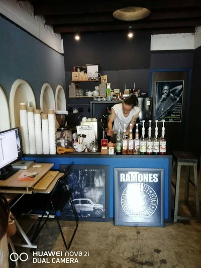 อีกมุมหนึ่ง หน้าเครื่อง มีเจ้าของเอาใจใส่ในทุกแก้ว เสิร์ฟด้วยใจ