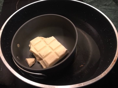 วิธีทำ White Chocolate Mousse Raspberry Sauce  จากวัตถุดิบเพียง4 อย่าง