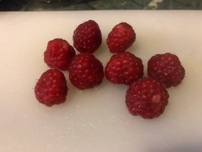 วิธีทำ White Chocolate Mousse Raspberry Sauce  จากวัตถุดิบเพียง4 อย่าง