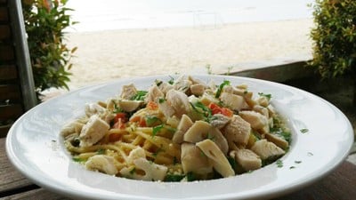 สปาเก็ตตี้ครีมซอสไก่และเห็ด