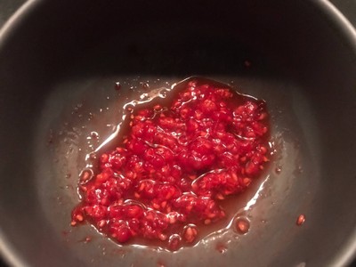 วิธีทำ White Chocolate Mousse Raspberry Sauce  จากวัตถุดิบเพียง4 อย่าง