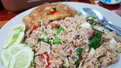 ข้าวผัดหมูกรอบ