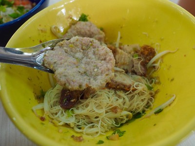 ก๋วยเตี๋ยวพริกสดหมูก้อน หมูกรอบ