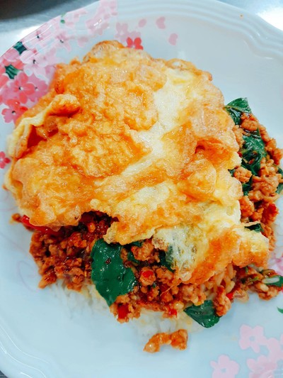 ข้าวกระเพราหมูสับ  ไข่เจียว