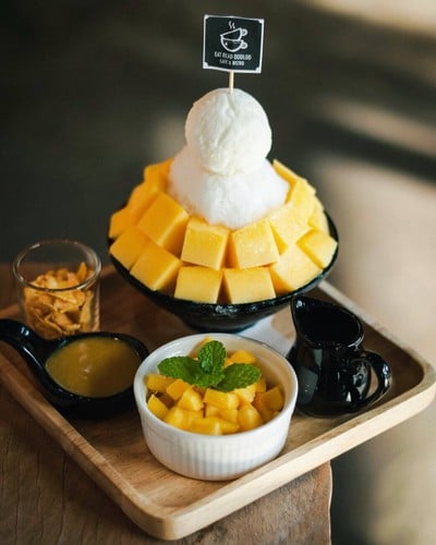 Eat Read Oodlod Cafe' & Bistro 1