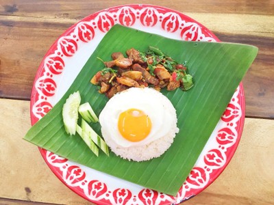 กระเพราหมูกรอบไข่ดาว