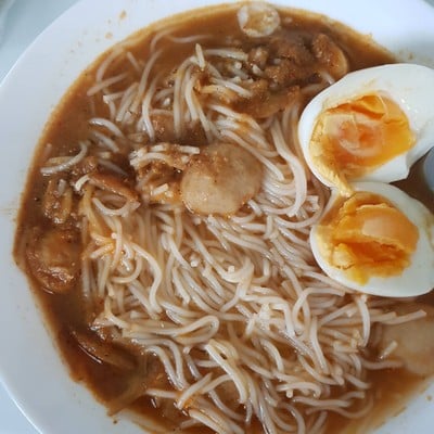 เมนูของร้าน ขนมจีนน้ำยาแม่องุ่น ตรอกข้างห้างตั้งฮั่วเส็ง บางลำพู -