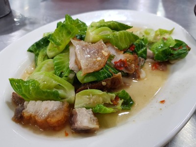 ผัดแขนงหมูกรอบ