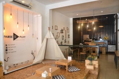 Pause And Play. Good Food, Drink and Coffee.