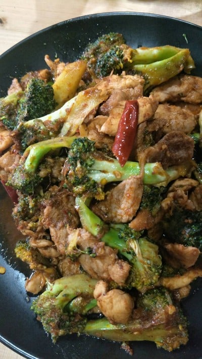 บล๊อคโคลี่ผัดพริกแกงหมู