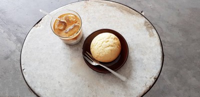 iced coffee latte + Melon Bun