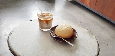iced coffee latte + Melon Bun