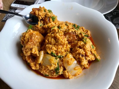 ปูนิ่มผัดผงกระหรี่