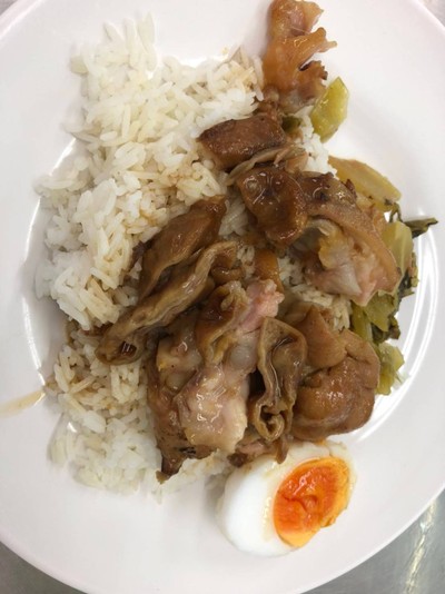 ขาหมู คากิ ไส้ ไข่