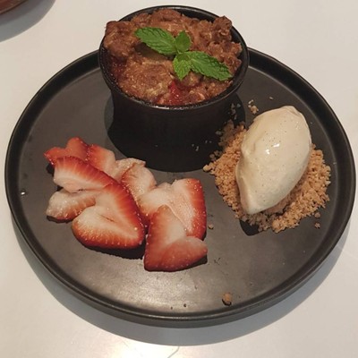 Strawberry rhubarb crumble