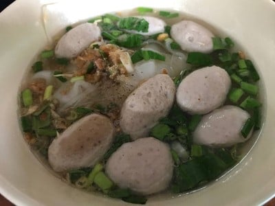 เส้นใหญ่น้ำลูกชิ้นหมู