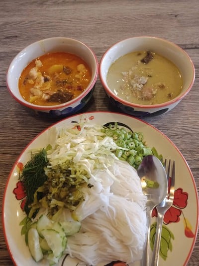 น้ำยาขนมจีนแกงไก่อร่อยมาก เขียวหวานก็ใช้ได้ แต่ไม่เข้มข้นเท่ากะทิไก่ แต่รสชาติดี
