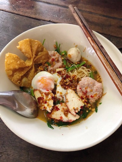 ก๋วยเตี๋ยวต้มยําใส่ไข่ลวก