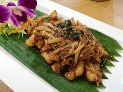 หมูสามชั้นทอดน้ำปลาผัดเห็ดเข็มทอง