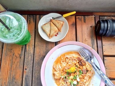 เมนูของร้าน เฮโลนมสด ขนมจีนแกงไก่คั่ว สูตรโบราณ & เครื่องดื่ม หน้าโบสถ์ซางตาครู้ส