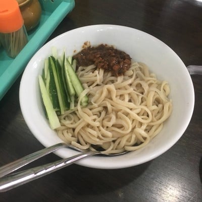 บะหมี่ราดเต้าเจี้ยว