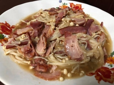 เบคอนผัดเห็ดเข็มทอง เบคอนผัดเห็ดเข็มทอง