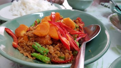 ไข่เค็มดินสอพองผัดพริกขิง