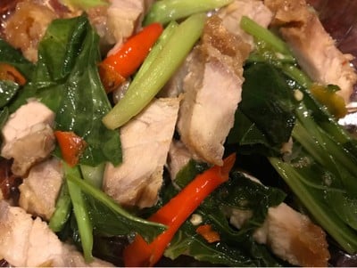คะน้าหมูกรอบ คะน้าหมูกรอบ