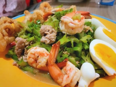 ยำถั่วพลูกุ้งสด