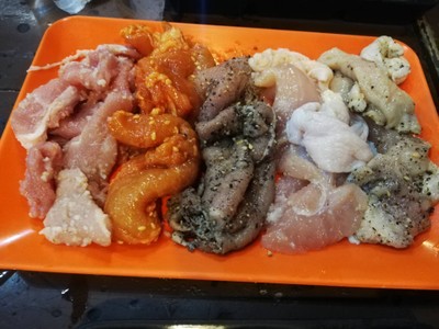 รวมหมูหมักต่างๆ มีหมูมะหาดใหญ่,หมูต้มยำ,หมูพริกไทยดำ,ไก่มะหาดใหญ่,ไก่พริกไทยดำ