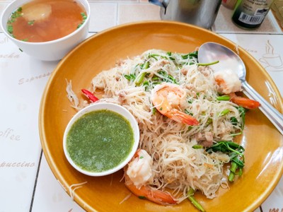 เส้นหมี่ผัดกระเฉดกุ้ง