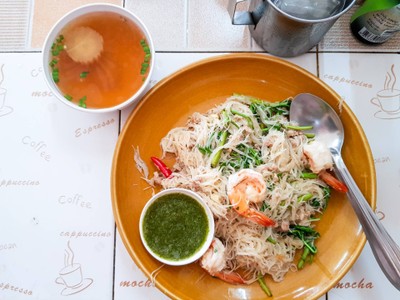 เส้นหมี่ผัดกระเฉดกุ้ง