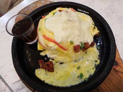 ข้าวหน้าไข่นุ่มเบคอนกรอบเทอริยากิเพิ่มชีส