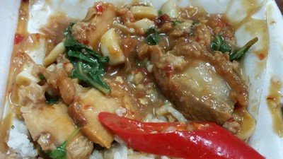 ข้าวราดกะเพราหมูกรอบ+หมูสับ