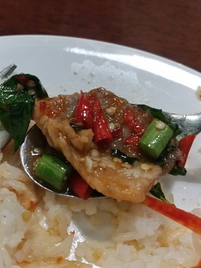 แซลม่อนกระเพรากรอบ