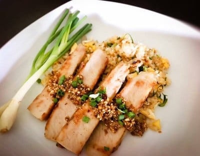 ข้าวผัดแจ่วคอหมูย่าง