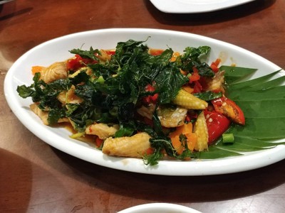 แซลม่อนกระเพรากรอบ