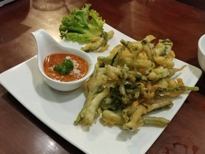 ยำผักบุ้งกรอบ