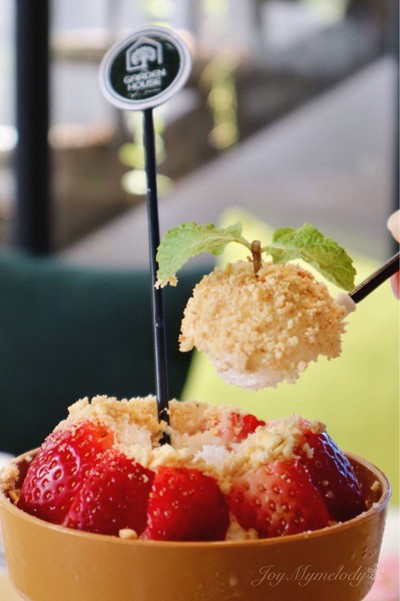 Strawberry Crumble White Chocolate Gardenhouse Pot
