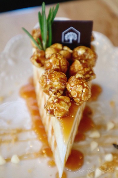 Salted Caramel Popcorn Cheese Cake