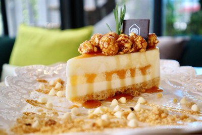 Salted Caramel Popcorn Cheese Cake