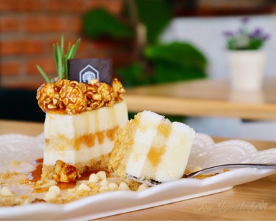 Salted Caramel Popcorn Cheese Cake